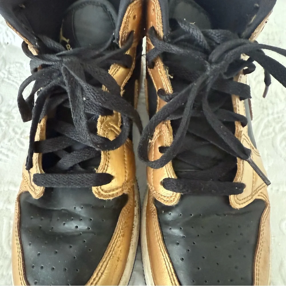 NIKE Air Jordan’s 1 Retro 1 High OG Metallic Gold High Top size 6Y